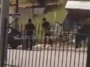 Φωτογραφία για Δείτε βίντεο με ρομά να ξηλώνουν στάση λεωφορείου μέρα μεσημέρι