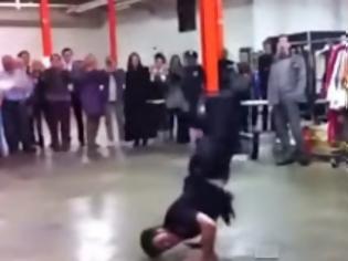 Φωτογραφία για Όταν ένας αστυνομικός δίνει μάχη... χορού με έναν πολίτη! [video]