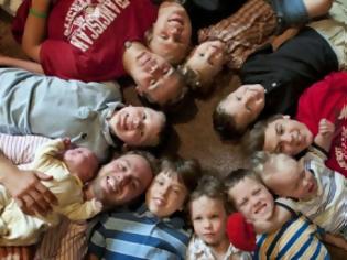 Φωτογραφία για Πόσο να προσπαθήσουν ακόμα; Ήθελαν κόρη, αλλά απέκτησαν 13 γιους!
