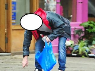 Φωτογραφία για Σοκαριστικές φωτογραφίες διάσημου ηθοποιού να πίνει βότκα μέσα στο δρόμο σε κακά χάλια... [photos]