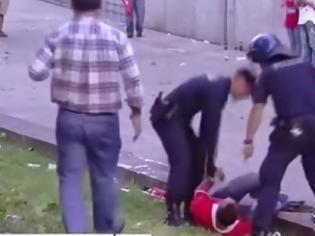 Φωτογραφία για Το βίντεο που έχει προκαλέσει σάλο στην Πορτογαλία - Όταν οι Αστυνομικοί χτυπούν με μανία έναν πατέρα μπροστά στα μάτια του μικρού παιδιού του [video]