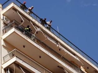 Φωτογραφία για Πάτρα: Αίσιο τέλος με την γυναίκα που απειλούσε να βουτήξει στο κενό από τον 6ο όροφο πολυκατοικίας