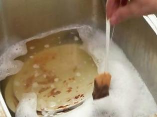 Φωτογραφία για Απίστευτο: Βάζει το φακελάκι του τσάι σε άπλυτα πιάτα! Δείτε τι συμβαίνει μετά... [video]