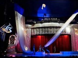 Φωτογραφία για Θανάσιμη πτώση ακροβάτη σε τσίρκο μπροστά στην κάμερα - Προσοχή ΕΙΚΟΝΕΣ - ΣΟΚ [video]