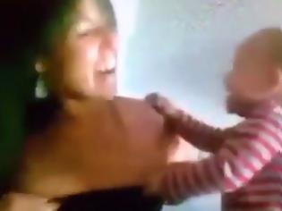 Φωτογραφία για Πονηρός ο μπόμπιρας προσπαθεί να παίξει με τα μεμέ της μαμάς του... [video]