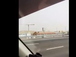 Φωτογραφία για ΕΠΙΚΟ! Μόνο στο Ντουμπάι - Καμήλα το έσκασε και ο καμηλιέρης τρέχει... [video]