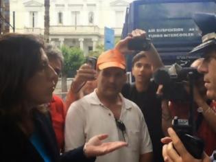 Φωτογραφία για To χει χάσει τελείως η Κωσταντοπούλου - Ακούστε την να την λέει στον επικεφαλής της αστυνομικής δύναμης των ΜΑΤ [video]