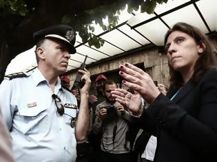 Φωτογραφία για Η Kωνσταντοπούλου, έξαλλη, βγήκε στον δρόμο να ζητήσει τον λόγο από τους αστυνομικούς - Δείτε το βίντεο