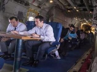 Φωτογραφία για Το twitter ξεσάλωσε με το C-130 του Τσίπρα: Σχόλια, ατάκες και φωτογραφίες που σαρώνουν [photos]
