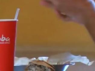 Φωτογραφία για Δείτε τι έκανε ένας υπάλληλος σε fast food και συγκίνησε το διαδίκτυο! [video]