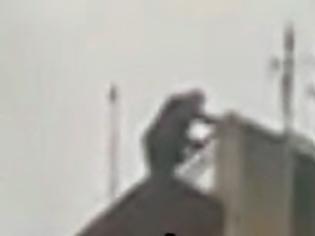 Φωτογραφία για Πάτρα: Κατέβηκε ο άνδρας που απειλούσε να πέσει στο κενό από ταράτσα πολυκατοικίας