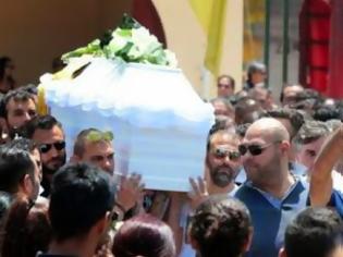 Φωτογραφία για Χιλιάδες κόσμου στην κηδεία του 45χρονου Ρομά - Λιποθυμίες και εντάσεις... [photo]