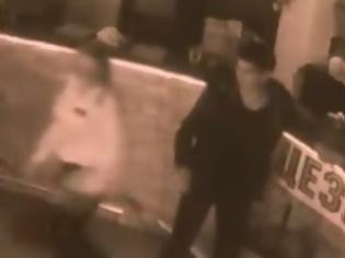 Φωτογραφία για Η απίστευτη στιγμή όπου ένας πελάτης παρενοχλεί μια σερβιτόρα! Aυτό που ακολούθησε κανείς δε το περίμενε... [video]