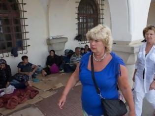 Φωτογραφία για Daily Mail: Αηδιαστικό κολαστήριο τουριστών η Κως από τους χιλιάδες μετανάστες