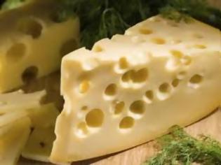 Φωτογραφία για Ξέρεις γιατί το τυρί έχει τρύπες; Οι επιστήμονες σου δίνουν την απάντηση...