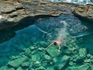 Φωτογραφία για Γκιόλα, η διάφανη λίμνη της Ελλάδας - Μια φυσική πισίνα με πράσινο νερό που τη χωρίζει ένας βράχος από τη θάλασσα [photos]