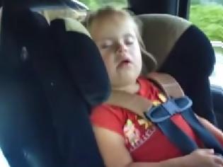 Φωτογραφία για Θα πάθετε Σοκ: Δείτε την αντίδραση ενός μικρού κοριτσιού μόλις ακούει το αγαπημένο του τραγούδι... [video]
