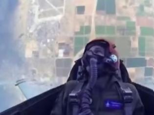 Φωτογραφία για Τα είδε... όλα! Πολίτης πέταξε με F-16 και δείτε τις αντιδράσεις του... [video]