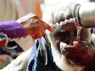 Φωτογραφία για Απίστευτες εικόνες από το φονικό καύσωνα με τους 2.000 νεκρούς στην Ινδία: Ελιωσε και η άσφαλτος