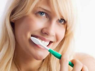 Φωτογραφία για 5 beauty τρόποι να χρησιμοποιήσεις μια παλιά οδοντόβουρτσα!