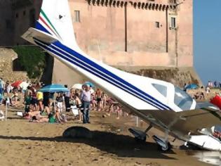 Φωτογραφία για Αεροσκάφος συνετρίβη σε ιταλική παραλία γεμάτη κόσμο - Από θάυμα δεν σκοτώθηκε κανείς