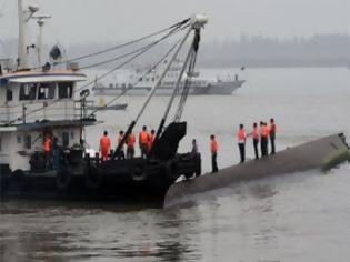 Φωτογραφία για ΕΙΚΟΝΕΣ ΠΟΥ ΣΥΓΚΛΟΝΙΖΟΥΝ: Τραγωδία στη Κίνα - Βυθίστηκε πλοίο [photos]