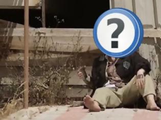 Φωτογραφία για ΣΟΚ: Έλληνας τραγουδιστής εθεάθη ξυπόλυτος και σε χάλια κατάσταση στην Κόρινθο [photo+video]