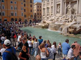 Φωτογραφία για Πόσα χρήματα ρίχνουν το χρόνο στην Fontana di Trevi; [video]