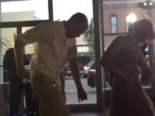 Φωτογραφία για Πεθερά χορεύει έξαλλα στον γάμο - Δείτε το VIDEO που έχει γίνει viral! [video]