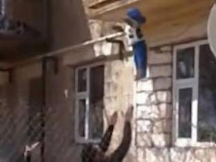 Φωτογραφία για VIDEO-ΣΟΚ: Πέταξε το μωρό της από το μπαλκόνι για να το πιάσει ο σύζυγός της! [video]