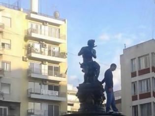Φωτογραφία για Πάτρα: Άνδρας ανέβηκε στο σιντριβάνι της πλατείας Γεωργίου! – Κλήθηκαν Αστυνομία και Πυροσβεστική