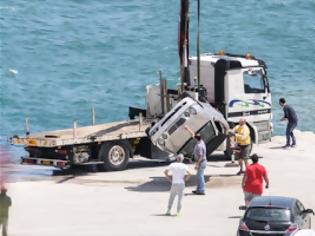 Φωτογραφία για Nεκρός ο άνδρας που έπεσε με το αυτοκίνητό του στο λιμάνι της Ραφήνας νωρίτερα [photo]