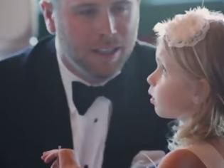 Φωτογραφία για ΟΤΙ ΠΙΟ ΣΥΓΚΙΝΗΤΙΚΟ ΕΧΕΤΕ ΔΕΙ: Μοιάζει με έναν κανονικό γάμο μέχρι που ο γαμπρός σκύβει στη κόρη της νύφης και της λέει…[video]