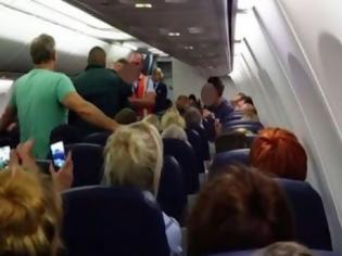Φωτογραφία για Χαμός σε πτήση με προορισμό την Κρήτη - Καρέ καρέ η σύλληψη επιβάτη μέσα στο αεροπλάνο [video]