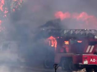 Φωτογραφία για Τρεις πυροσβέστες αγνοούνται από τη μεγάλη πυρκαγιά στο Κίεβο