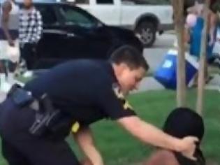 Φωτογραφία για ΗΠΑ: Παραιτήθηκε ο αστυνομικός που απείλησε έφηβους σε πάρτι