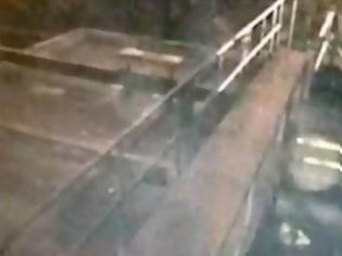 Φωτογραφία για Ανατριχιαστικό βίντεο: Φάντασμα βολτάρει σε εγκαταλελειμμένη παμπ... [video]