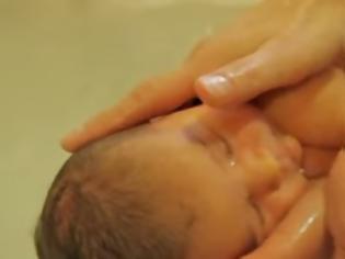 Φωτογραφία για Όταν δείτε για ποιο λόγο έβαλε το νεογέννητο μωρό μέσα στον νεροχύτη θα συγκινηθείτε [video]