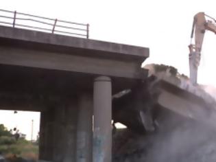 Φωτογραφία για Εντυπωσιακή κατεδάφιση της γέφυρας στον κόμβο του Ρίου [video]