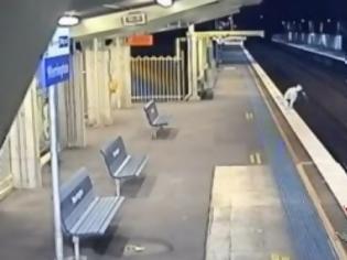 Φωτογραφία για Απίστευτο τον χτύπησε τρένο και επέζησε! [video]