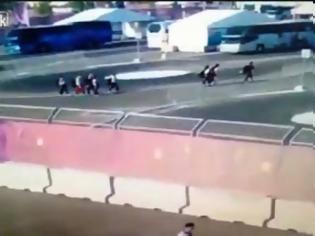 Φωτογραφία για Ανατριχιαστικό βίντεο: Λεωφορείο πατάει αθλήτριες σα να μην συμβαίνει τίποτα... [video]