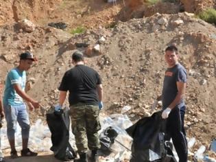 Φωτογραφία για Χιώτες αστυνομικοί καθαρίζουν εθελοντικά τον καταυλισμό προσφύγων του Μερσινιδίου [video]