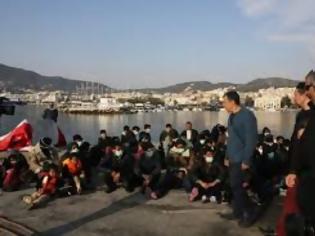Φωτογραφία για Στον Πειραιά 2.000 μετανάστες από Μυτιλήνη