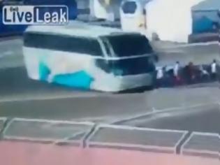 Φωτογραφία για Βίντεο που ΣΟΚΑΡΕΙ: Λεωφορείο με ιλιγγιώδης ταχύτητα πατάει αθλήτριες [video]