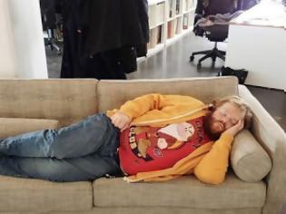 Φωτογραφία για Κοιμήθηκε στη δουλειά και έγινε viral [photos]