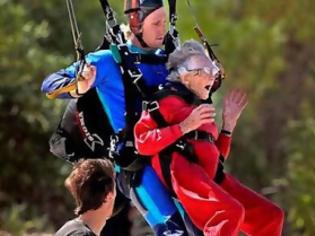Φωτογραφία για ΘΕΙΚΟ: Γιαγιά 100 ετών κάνει skydiving