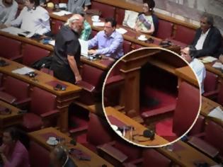 Φωτογραφία για Σαν στο σπίτι σας Κύριε: Δείτε πως κυκλοφορούσε το δεξί χέρι της Κωνσταντοπούλου στη Βουλή... [photos]
