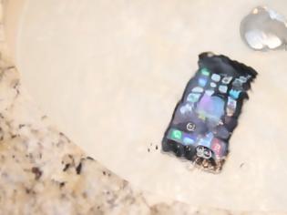 Φωτογραφία για Η Samsung μας δείχνει πως να σώσουμε το iPhone αν πέσει μέσα σε νερό