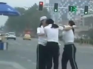 Φωτογραφία για Γυναίκες τροχονόμοι μαλλιοτραβήχτηκαν στη μέση του δρόμου (Video)
