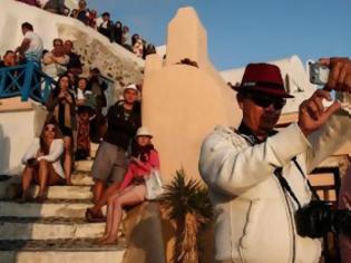 Φωτογραφία για Bloomberg: Οι τουρίστες στην Ελλάδα δεν πλησιάζουν τις τράπεζες - Κρύβουν χρήματα στα ξενοδοχεία